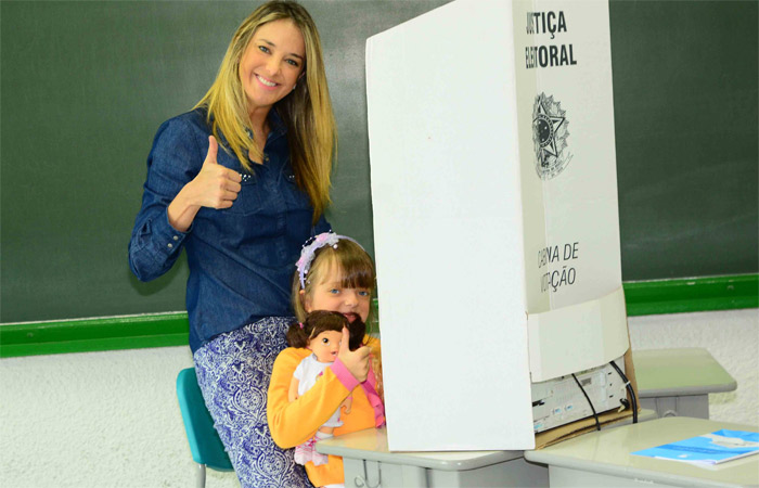 Rafaella Justus acompanha Ticiane Pinheiro até a urna