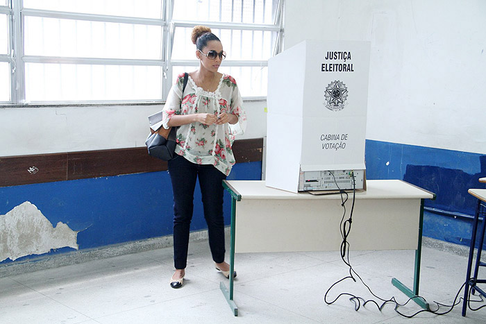 Taís Araújo exibe a barriguinha de grávida em dia de votação