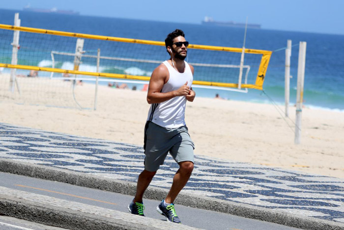  Armando Babaioff sua a camisa em corrida na praia