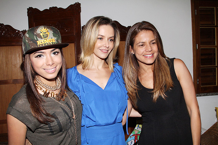 Anitta com Bianca Rinaldi e Nivea Stelmann no aniversário de 25 anos da Fundação Xuxa Meneghel, em Guaratiba, no Rio de Janeiro
