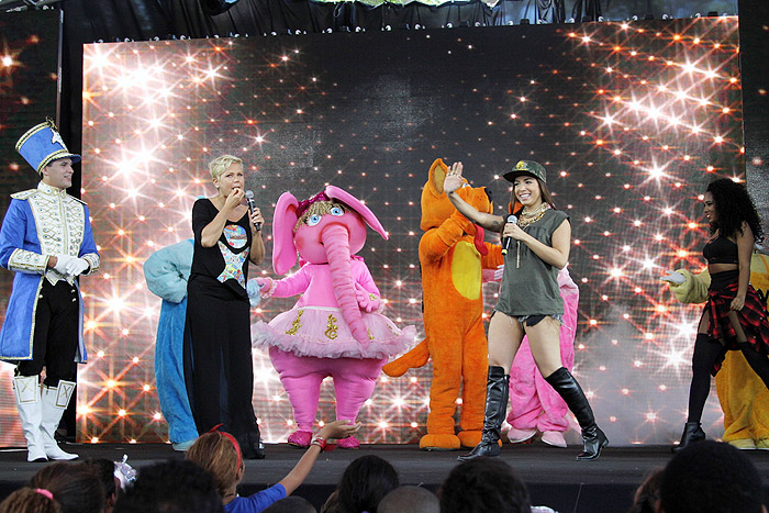 Xuxa e sua turma apresentam Anitta no evento de aniversário da Fundação Xuxa Meneghel, no Rio