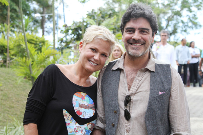 Xuxa e Junno Andrade chegam juntos à festa de 25 anos da Fundação da Rainha dos Baixinhos no Rio