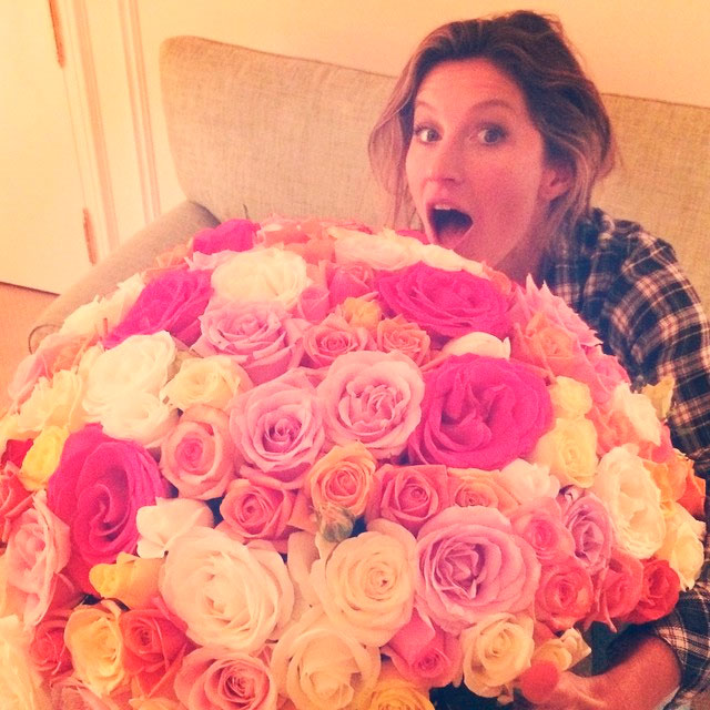 Gisele Bündchen se surpreende com buquê gigante de flores do estilista da Chanel
