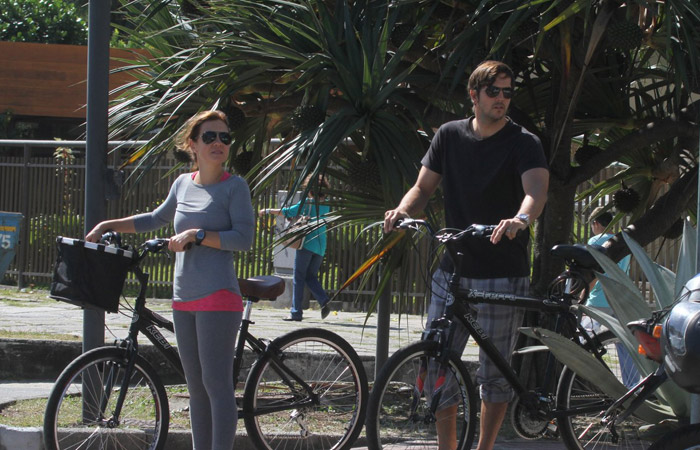 Adriana Esteves e Vladimir Brichta são flagrados andando de bicicleta na Barra da Tijuca
