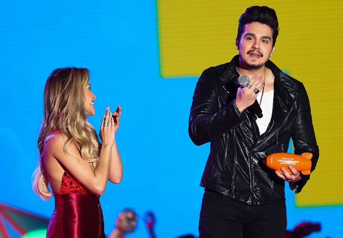Luan Santana recebe prêmio de Cantor Favorito