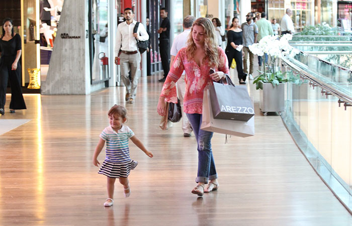 Filha de Bianca Castanho passeia toda animada com a mãe em shopping