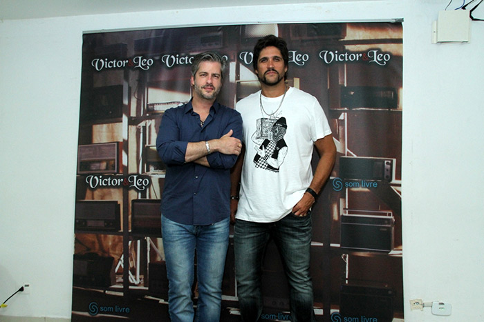 Victor e Léo posam para fotos no Rio de Janeiro