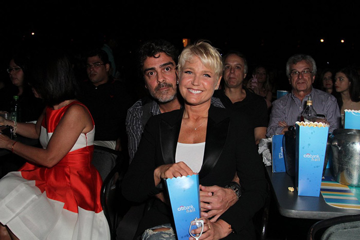 Xuxa e Junno Andrade assistem ao show de Victor e Léo e posam com fãs