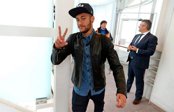  Neymar desembarca todo estiloso em Amsterdã