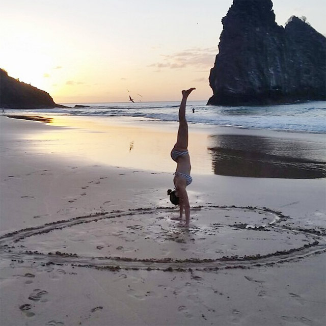 Em Fernando de Noronha, Mariana Ximenes pratica yoga na praia