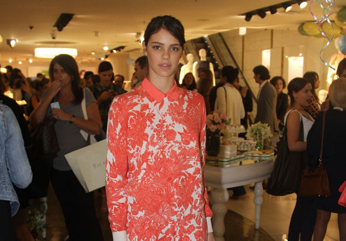 Mariana Ximenes tieta filha de Paul Mccartney em evento de moda em São Paulo