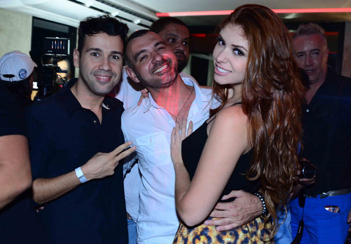 Oficialmente namorados, ex-BBB Amanda Gontijo e Vinicius Vieira trocam beijos em festa de aniversário
