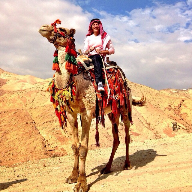 Em Israel, Rodrigo Faro monta camelo
