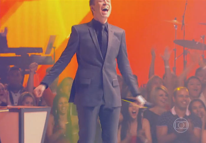 Emoção! Tiago Leifert não controla as lágrimas durante batalha do The Voice Brasil