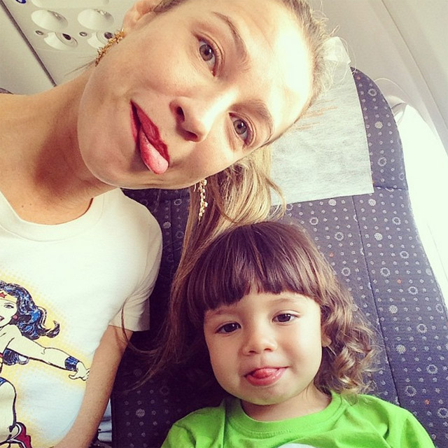 Luana Piovani faz selfie com o filho em avião