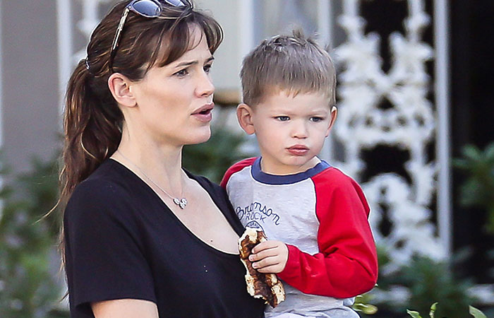Jennifer Garner curte tempinho de mãe e filho com seu Samuel