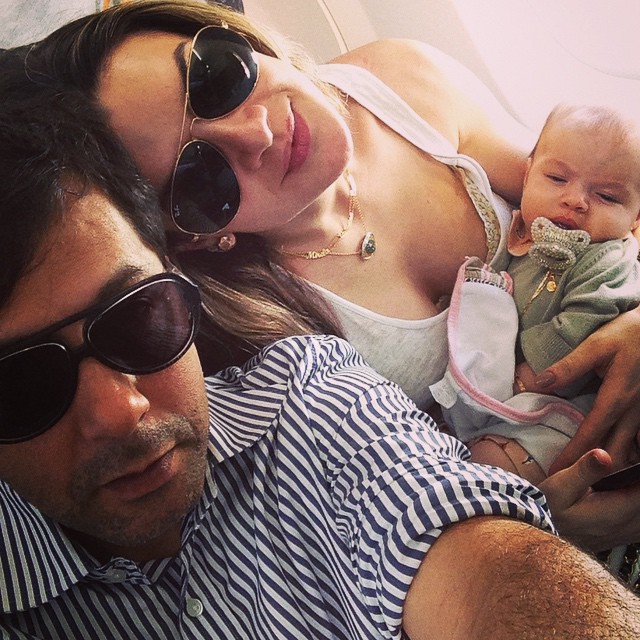 Filha de Mirella Santos faz sua primeira viagem de avião