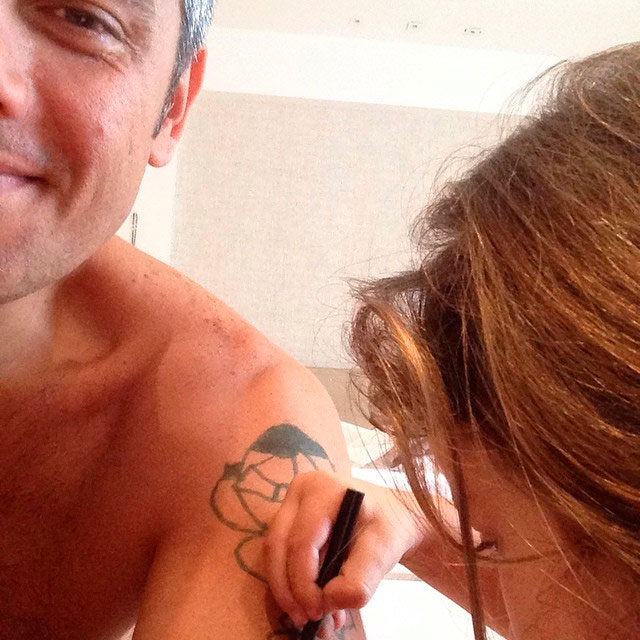 Filha de Otaviano Costa ‘faz tatuagem’ no braço do pai