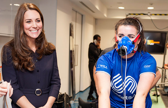Kate Middleton visita instituição que ajuda jovens atletas 
