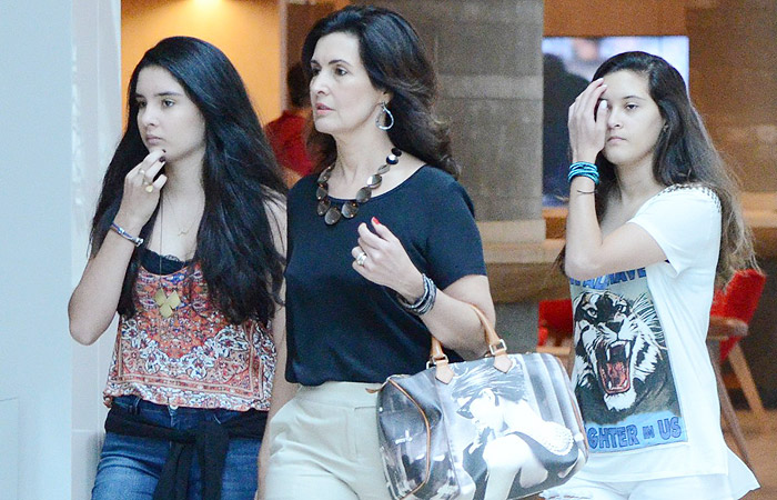 Fátima Bernardes almoça com as filhas em shopping carioca