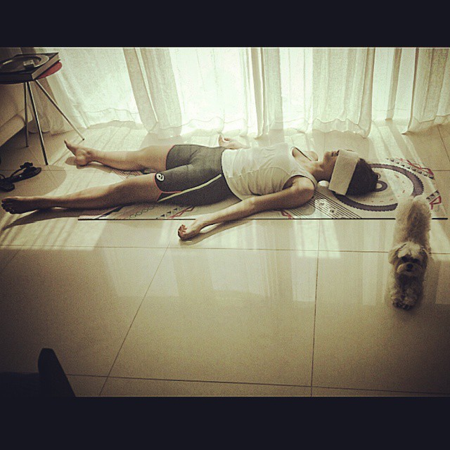 Débora Nascimento se joga no chão depois de aula de yoga