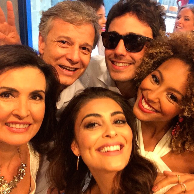 Fátima Bernardes posa com colegas da Globo em gravação