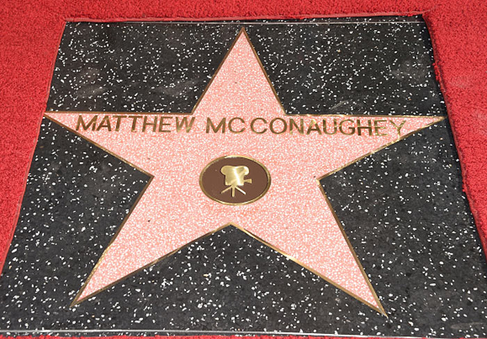 Acompanhado da família, Matthew McConaughey ganha estrela na Calçada da Fama