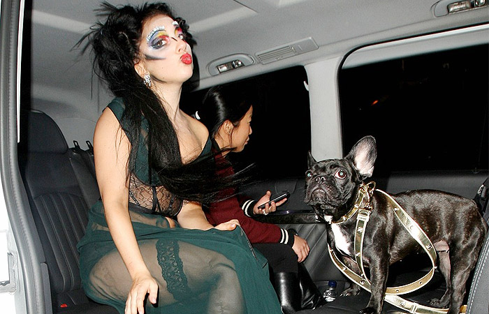Lady Gaga usa visual bem ousado para se divertir em Manchester