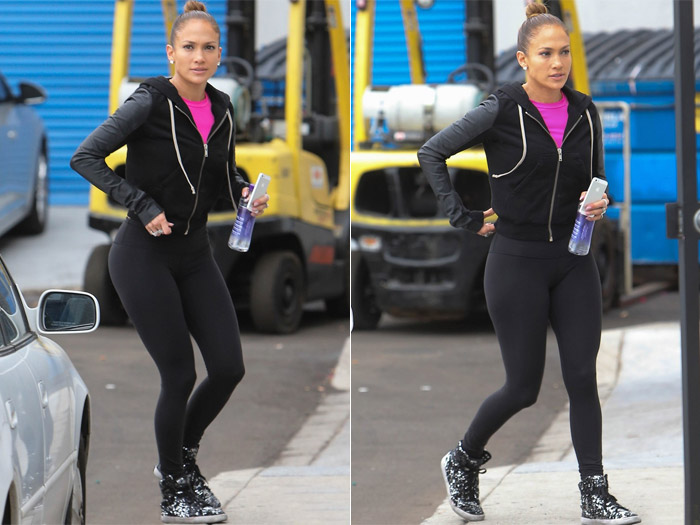  Jennifer Lopez usa roupa marcando a silhueta em Los Angeles