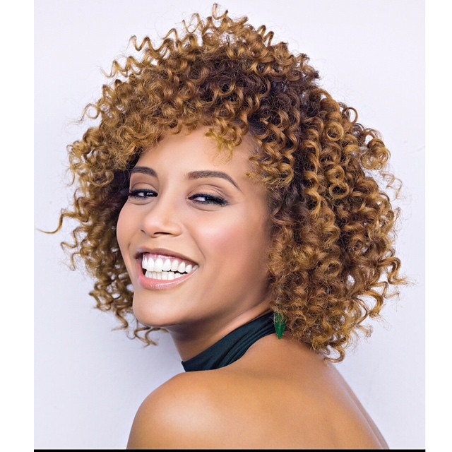 Taís Araújo aparece sorridente em revista