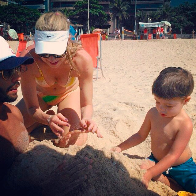 Luana Piovani e o filho enterram Pedro Scooby na praia