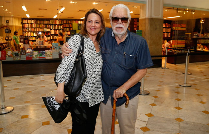 Manoel Carlos e Viviane Pasmanter dão forte abraço em evento de cinema