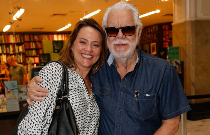 Manoel Carlos e Viviane Pasmanter dão forte abraço em evento de cinema