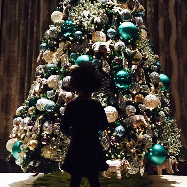 Beyoncé mostra a filha Blue Ivy admirando uma árvore de Natal 