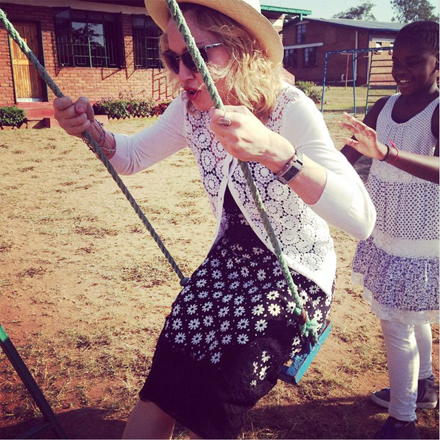 Madonna e a filha curtem balanço durante visita a orfanato em Malaui
