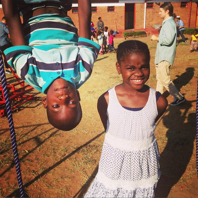 Madonna e a filha curtem balanço durante visita a orfanato em Malaui
