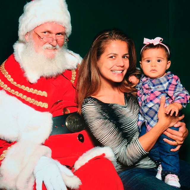 Nívea Stelmann apresenta o Papai Noel para a filha caçula