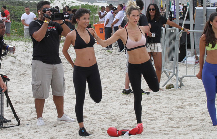 Giovanna Ewbank mostra barriga chapada em evento fitness