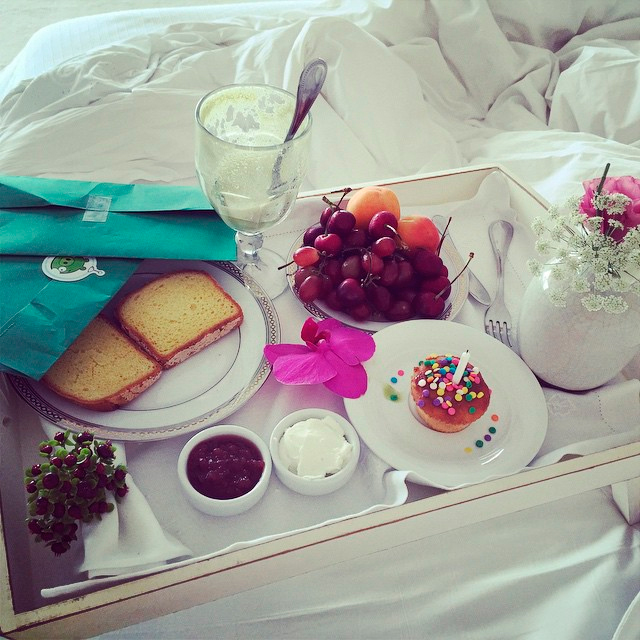 Em dia de aniversário, Angélica recebe café da manhã na cama