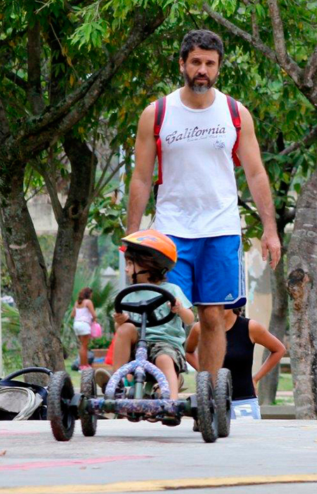 Eriberto Leão passeia com o filho João Leão, no Rio 