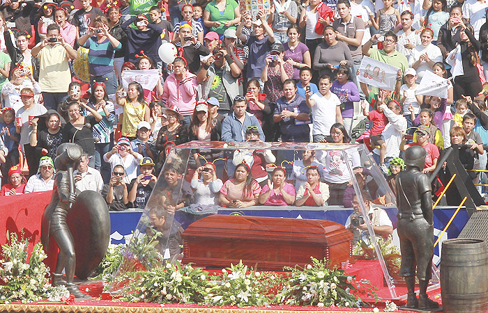 Roberto Bolaños é enterrado no cemitério Panteón Francés, na Cidade do México