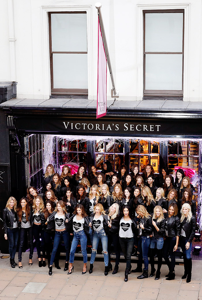 Angels da Victoria’s Secret posam em frente à loja da marca de Londres, na Inglaterra