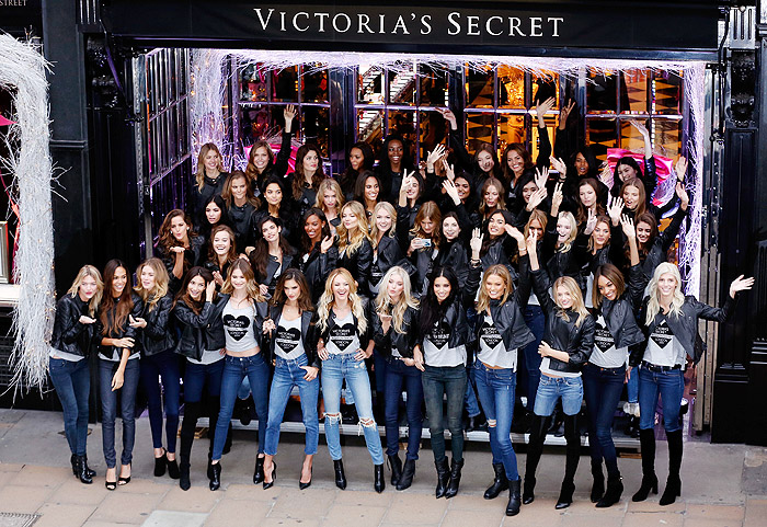Angels da Victoria’s Secret posam em frente à loja da marca de Londres, na Inglaterra