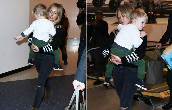 Hilary Duff embarca em Los Angeles com o filho no colo