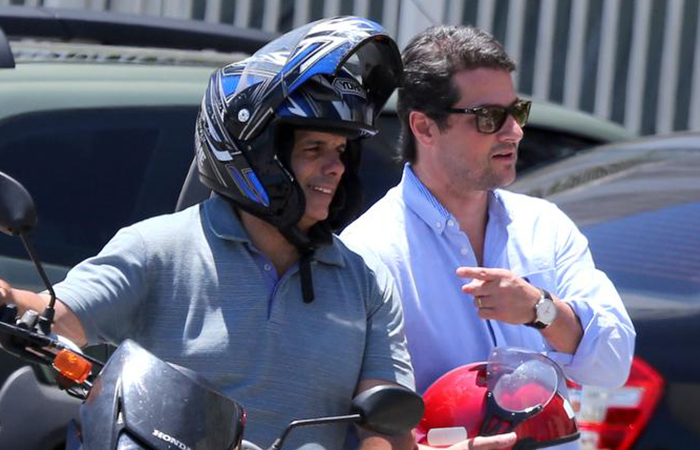 Marcelo Serrado sai de moto com amigo em Ipanema