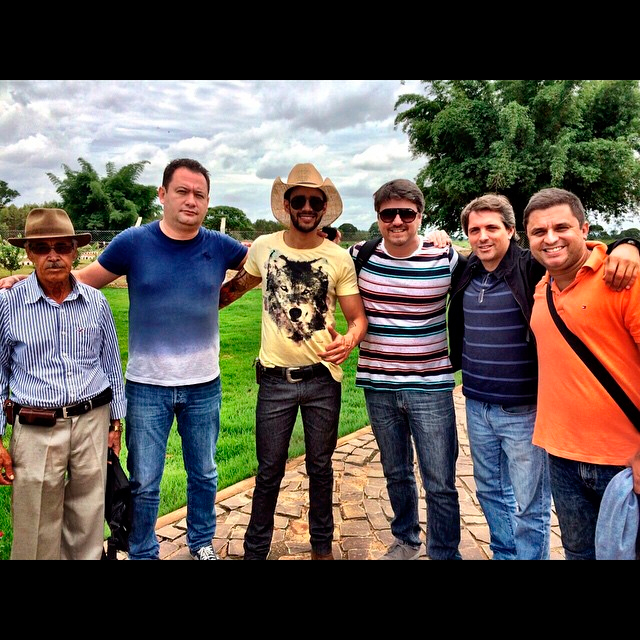 Gusttavo Lima posta foto em fazenda e promete novidades para seus fãs