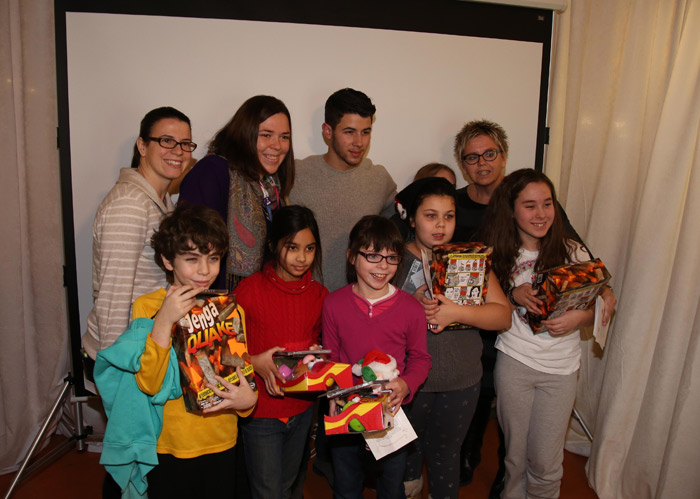 Nick Jonas distribui presentes em hospital de crianças no Canadá