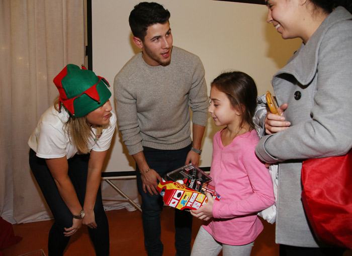 Nick Jonas distribui presentes em hospital de crianças no Canadá
