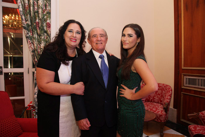 Renato Aragão posa com a esposa e a filha, Livian Arahão