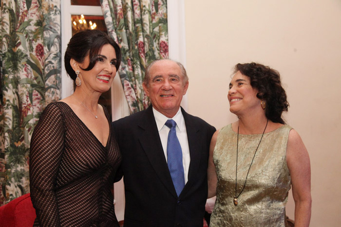 Fátima Bernardes, Renato Aragão e Regina Duarte posam juntos